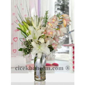 Büyük Cam Vazo İçerisine Beyaz Lilyum ve Pembe Orkide Aranjmanı