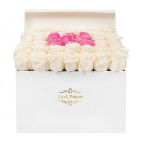 Beyaz Kare Kutuda 26 Beyaz Güller içinde 9 Pembe Gül