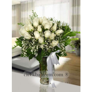 Beyaz 21 Adet Gülün Cam Vazo İçerisine Tasarımı