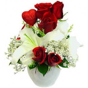 Beyaz Kokulu Lilyum ve Kırmızı Gül Aranjmanı