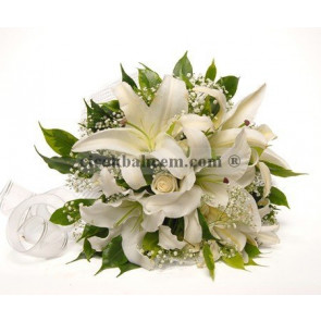 Beyaz Lilyum ve Kokulu Güller Eşliğinde Yapılmış Gelin Buketi