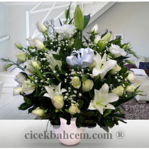 Beyaz Seramik Vazoda Beyaz Gül ve Beyaz Lilyum Tasarımı