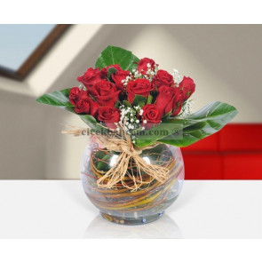 Vazoda 15 Adet Kırmızı Gül