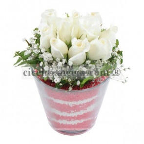 Cam Kase İçerisine Cipso Çiçekleri ile 11 Adet Beyaz Gül Tasarımı