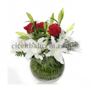 Cam Fanus İçerisine Lilyum Kırmızı Gül Aranjmanı