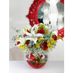 Cam Fanusta 5 Adet Kırmızı Gül ve Beyaz Kokulu Lilyum Tasarımı 