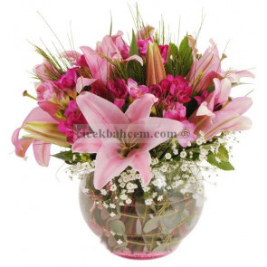 Cam Fanusta Pembe Kokylu Lilyum ve Kır Çiçekleri Aranjmanı 