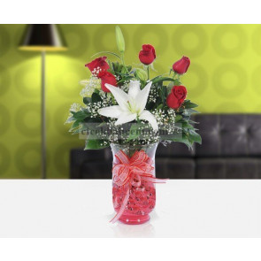 Cam Vazo İçine Beyaz Kokulu Lilyum ve 5 Adet Kırmızı Gül Arajmanı 