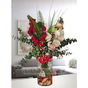 Cam Vazo İçerisine Pembe Orkide, Kırmızı Gül