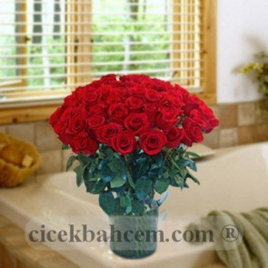 Cam Vazo İçerisine Özenle Hazırlanmış 111 Adet Kırmızı Gül