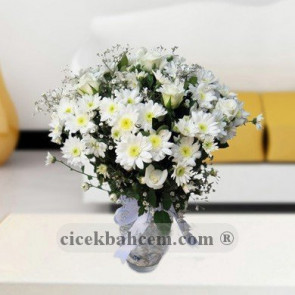 Cam Vazoda 11 Adet Beyaz Gül ve Papatya Aranjmanı