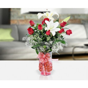 Cam Vazoda 11 Aded Kırmızı Gül ve Kokulu Lilyum Aranjmanı