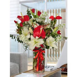 Cam Vazoda 11 Adet Kırmızı Gül ve Antorium Aranjmanı