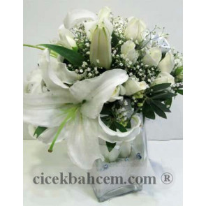 Mika Vazoda Beyaz Gül ve Kokulu Lilyum Aranjmanı