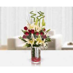Cam Vazoya 11 Adet Kırmızı Gül, Beyaz Lilyum Bambu Aranjmanı