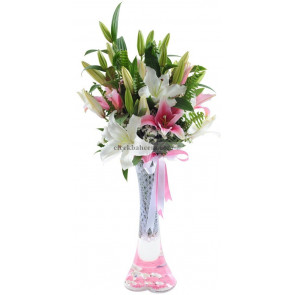 Fil Ayağı Vazosuna Kokulu Lilyumlardan Hazırlanmış Tasarım