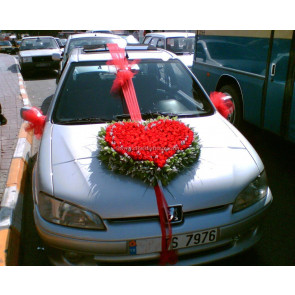 Gelin Arabası Süsleme Kırmızı Güllerden Kalp Yapımı