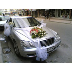 Gelin Arabası Süsleme Beyaz Tül Kullanımı ve Beyaz Çiçekler
