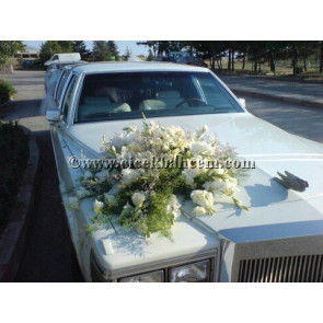 Beyaz Çiçeklerin Gösterişi İşe süslenmiş Gelin Arabası
