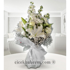 Kır Çiçekleri ve 5 Adet Beyaz Gül Buketi