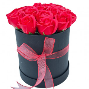 Zarif ve Kalıcı: 19 Adet Kırmızı Yapay Gül ile Şık Tasarım