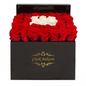 Kalbimin Aynası, Kutuda 45 Kırmızı Beyaz Gül