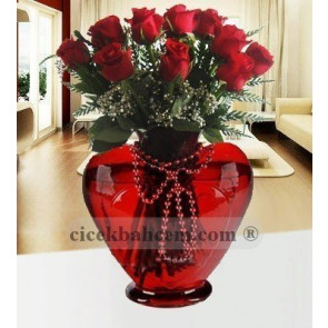 Kalp Vazoda 9 Adet Kırmızı Gül