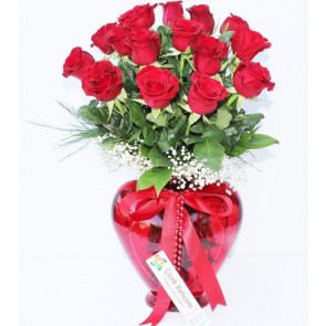Kalplerin Keşfi '' Kalp Vazoda 15 Adet Kırmızı Gül"