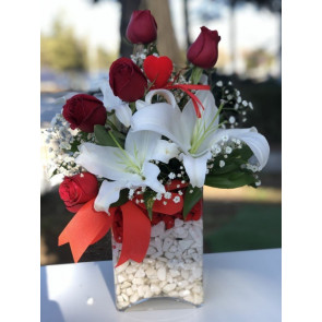 Kare Vazoda Kırmızı Gül ve Beyaz Lilyum Aranjmanı