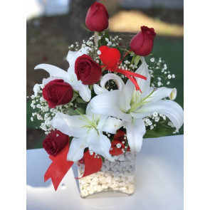 Kare Vazoda Kırmızı Gül ve Beyaz Lilyum Aranjmanı