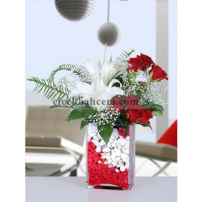 Kırmızı Beyaz Aranjman 7 Adet Kırmızı Gül ve Beyaz Lilyum