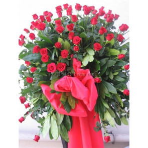 Kirmizi Güllerden Hazırlanmiş Düğün Nişan Açıliş Ferforje Çiçekleri 