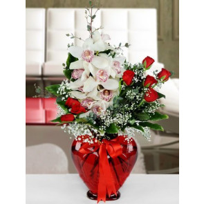 kalbinin kosesi orkide ve kirmizi gul