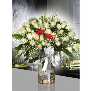 Konik Cam Vazoda İçine Şahane 45 Adet Beyaz Gül Aranjmanı