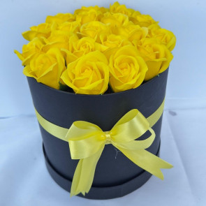 19 Adet Gerçek Görünümlü Sarı Gül - Siyah Kutuda