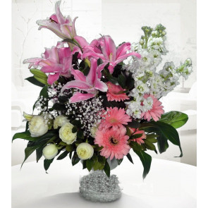 Lilyum, Gerbera ve Beyaz Güller Hazırlanmış Aranjman