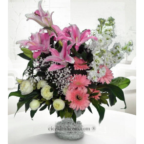 Lilyum, Gerbera ve Beyaz Güller Hazırlanmış Aranjman, 