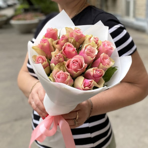 15 adet taze pembe gülden oluşan şık buket