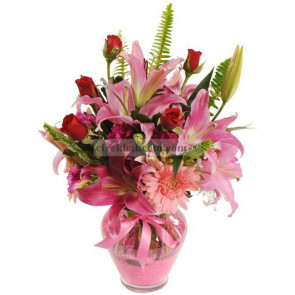 Pembe Lilyum ve Gerbera Çiçekleri ve 5 Adet Kırmızı Gül Aranjman