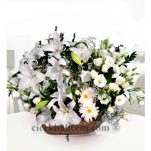 Beyaz Gül ve Beyaz Lilyum Kullanılarak Hazırlanmış Aranjman 