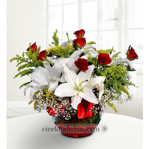Cam Vazoda Kırmızı Gül ve Beyaz Lilyum 7 adet Kırmızı Gül