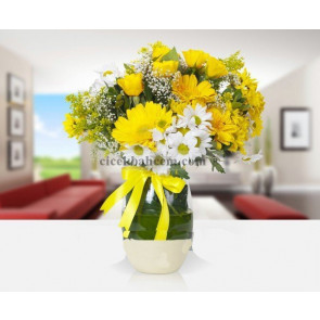 Sarışınım Sarı 5 Adet Gül, Kır Çiçekleri, Cipso ve Gerbera Aranjmanı
