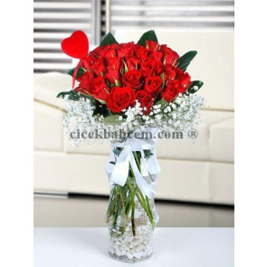 Silindir Cam Vazo İçerisine 21 Adet Kırmızı Gül Tasarımı
