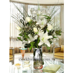 Silindir Cam Vazoda Beyaz Gül ve Kokulu Lilyum CAM106