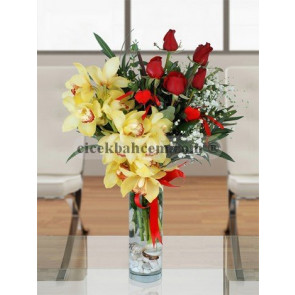 Silindir Vazado 5 Adet Kırmızı Gül ve Sarı Orkide Aranjmanı 