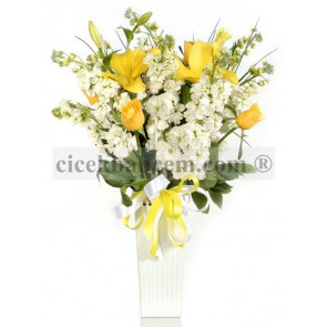 Vazo İçine Beyaz Şebboy ve Sarı Gül Tasarımı 