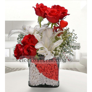 Vazo İçine 7 Adet Kırmızı Gül, Lilyum Aranjman