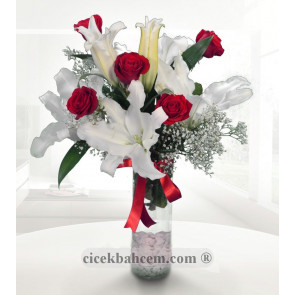 Vazoda Kırmızı 5 Adet Gül ve Beyaz Lilyum SA426
